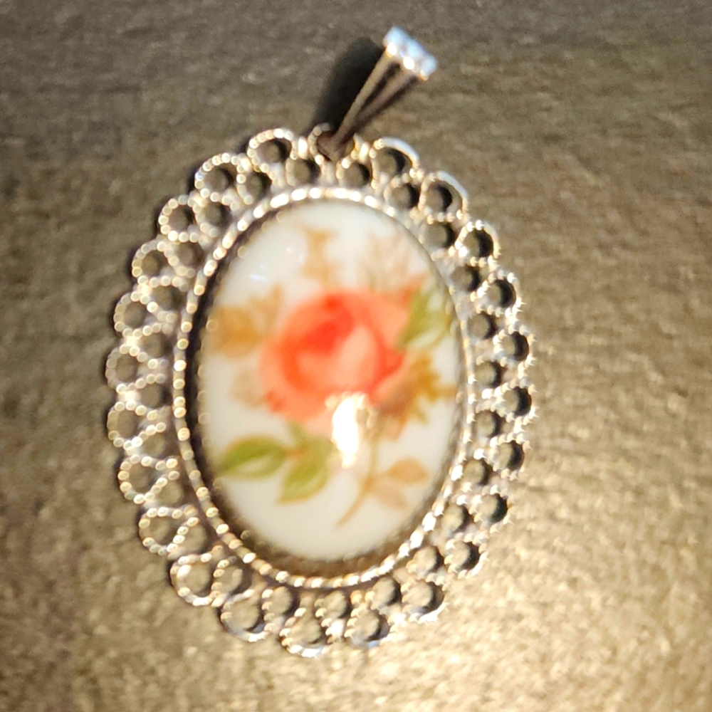 Vintage Sterling Filigree Framed Pendant